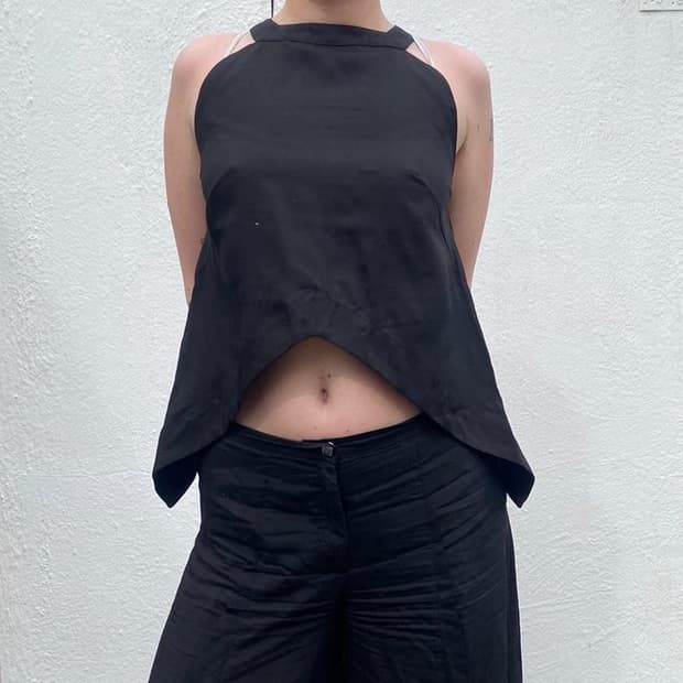 애시매트릭 커팅 홀터탑