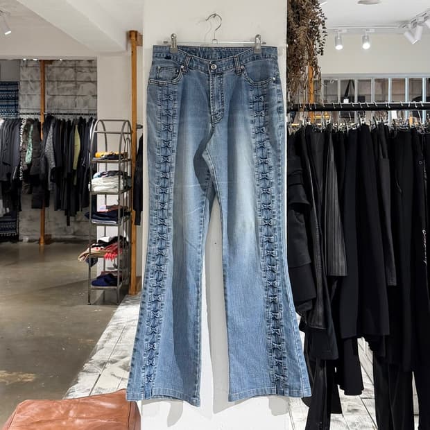 라이크진스 사이드 리본 디테일 부츠컷 데님진