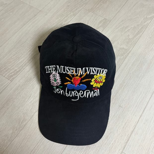 더뮤지엄비지터 볼캡