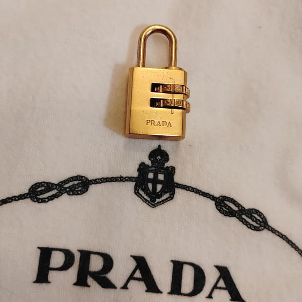 프라다 자물쇠