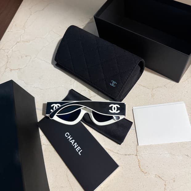 샤넬 아이웨어 로고 템플 블랙 선글라스