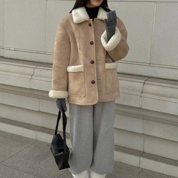 틸아이다이 무스탕 베이지