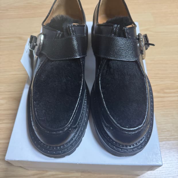 토가 비릴리스 BLACK EMBOSSED FUR 더비