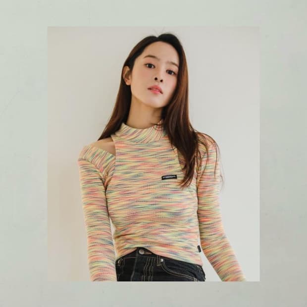 하이버넷 레인보우 더블 숄더 슬릿 하이넥 크롭 티셔츠 택달린새제품