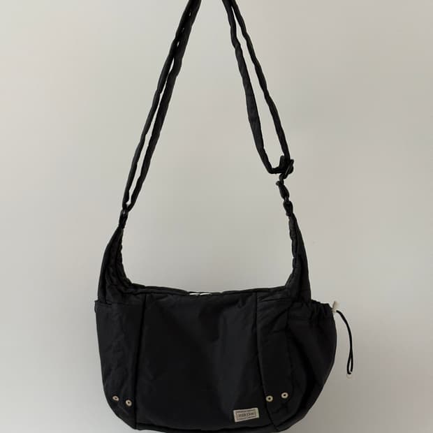 Cue Shoulder Bag S (Black)
