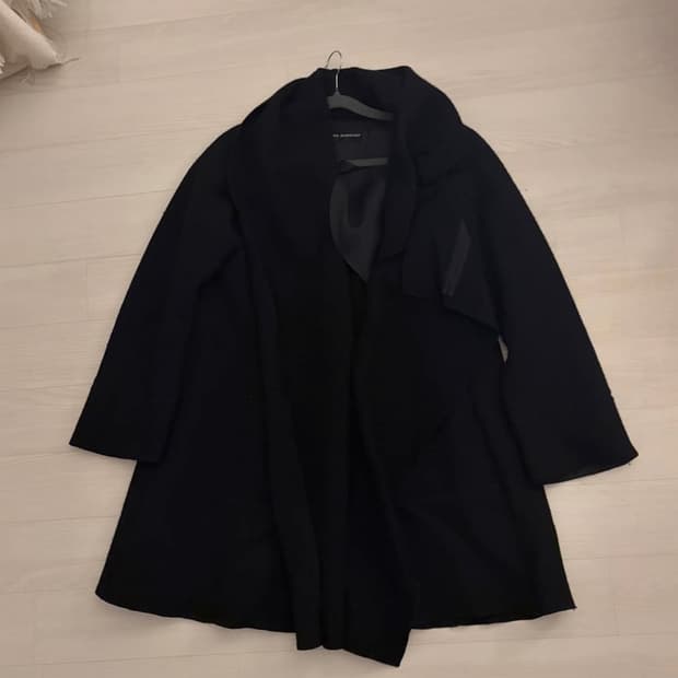 히로코 코시노 드레이프 코트