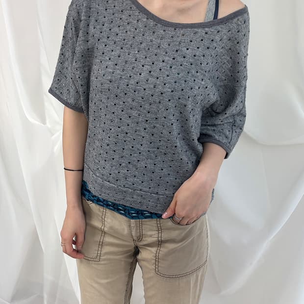 KEIKO KISHI 그레이 펀칭 돌먼 슬리브 탑