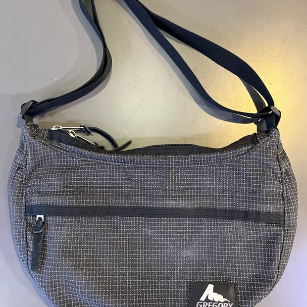 그레고리 구형 로고 사첼백