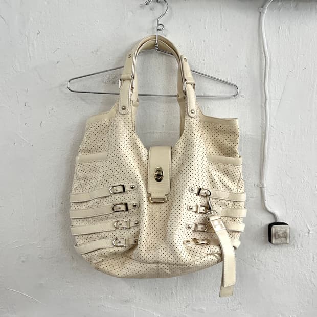 지미추 퍼포레이티브 버클 레더백