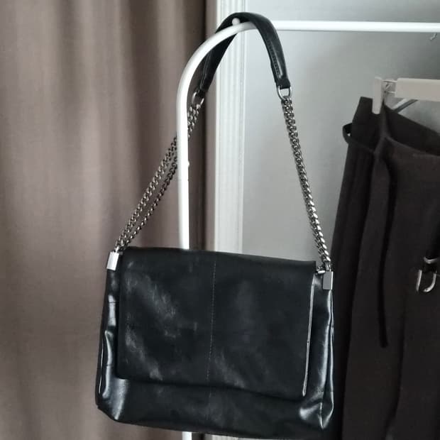 자라 락 플립 숄더백 (블랙+아이보리)