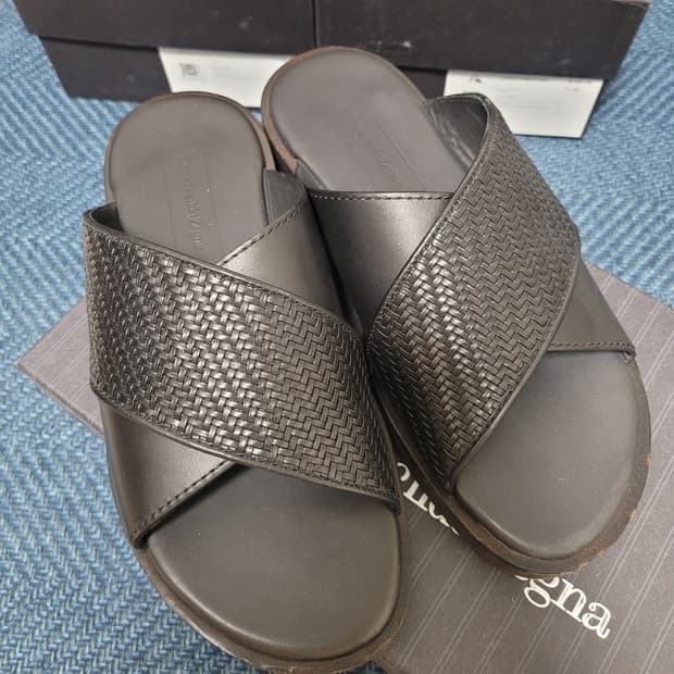 제냐 펠레테수타 샌들