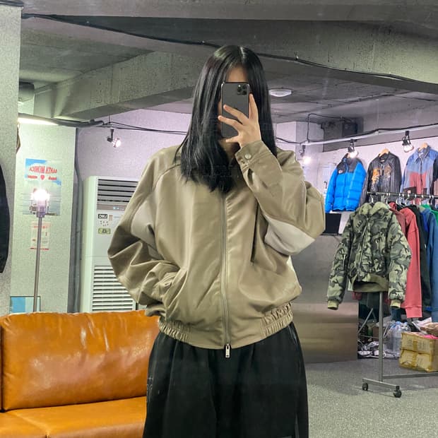 블랙모먼트 베이지 레더 배색 바시티 블루종 자켓 B3845