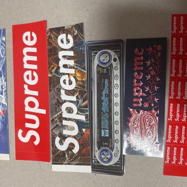 슈프림 및 기타 스티커