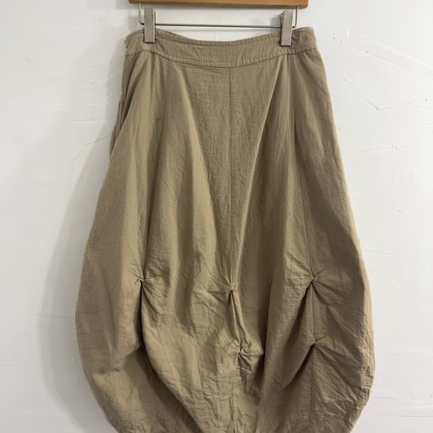 beige design puff skirt