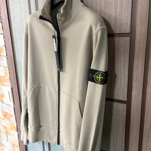 새상품(S)스톤아일랜드 와펜 패치 하이넥 집업 베이지