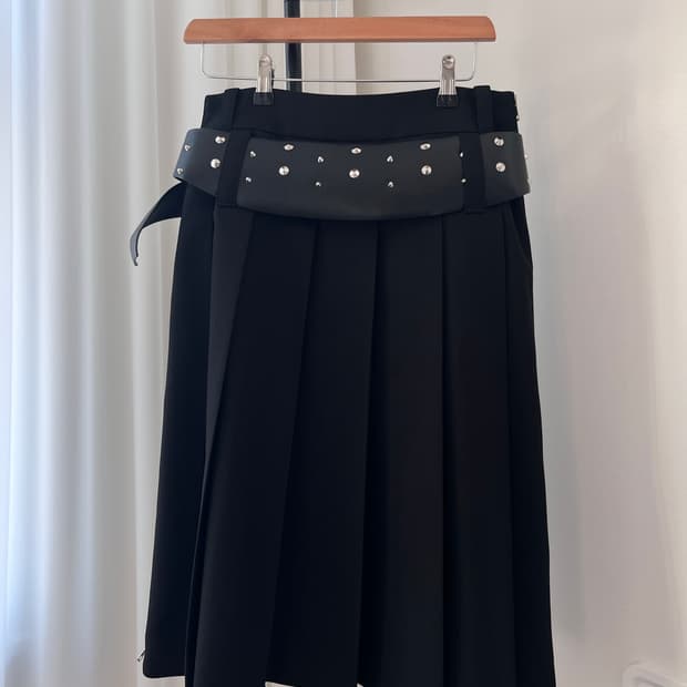 LCDC 사이드 지퍼 플리츠 스커트, 스터드 와이드 레더 벨트