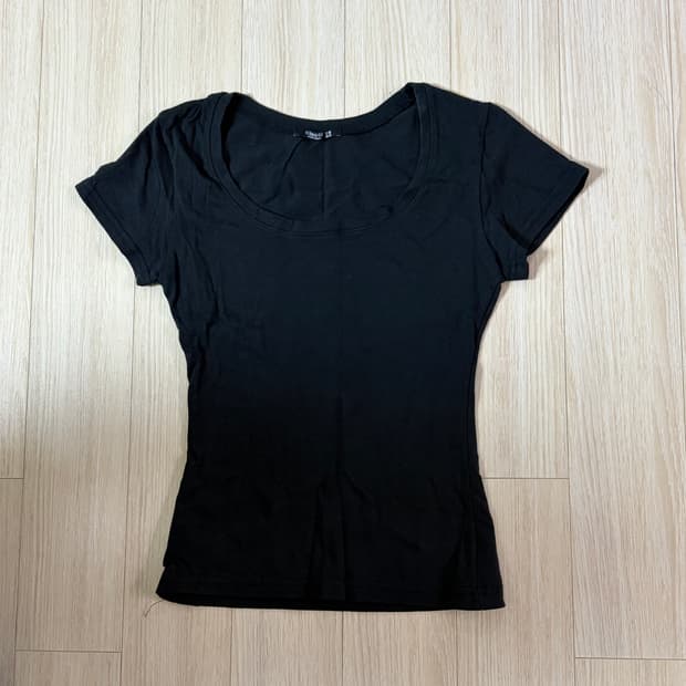 (실착1회) 블랙U넥 반팔티