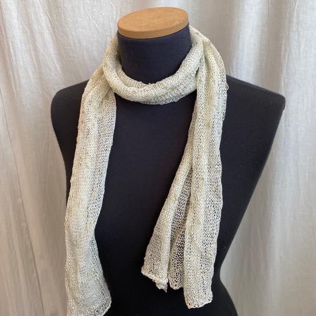 베이지 그물 머플러