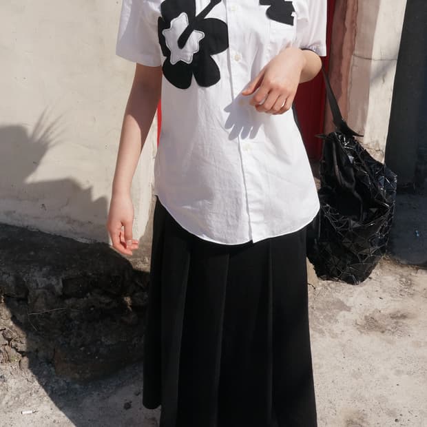 꼼데가르송 블랙 플라워 패치 반팔 셔츠