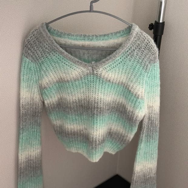 릿킴 민트그레이 스트라이프 브이넥 크롭 니트