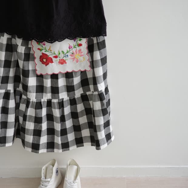 close 7  
• 블랙 화이트 체크 샤링 롱 스커트