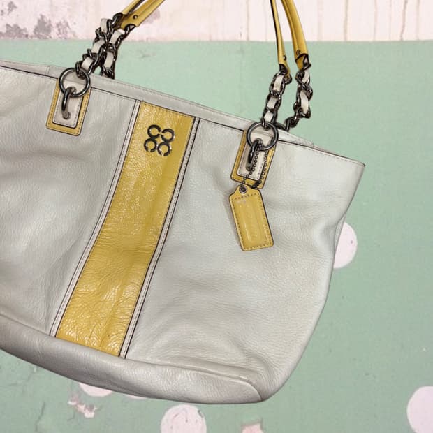 코치 화이트& 옐로우 실버금장 토트백