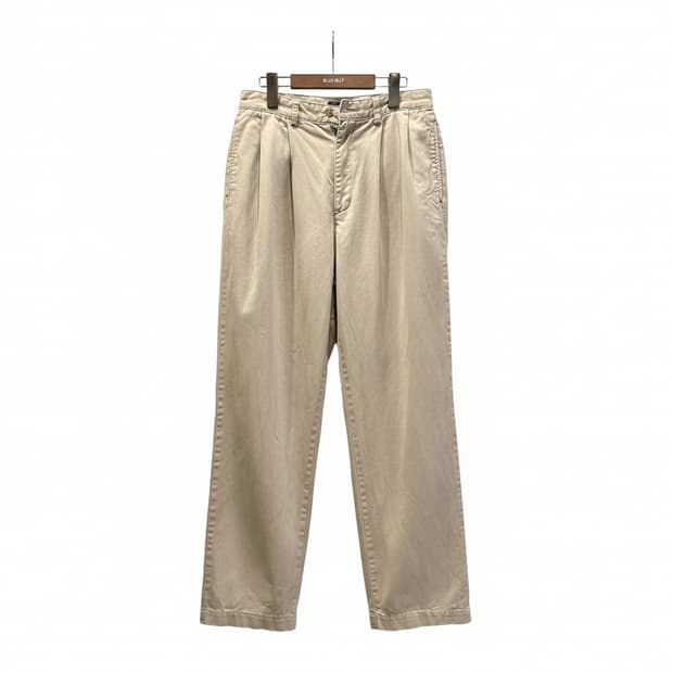 폴로진스 투턱 스트레이트 치노팬츠 후면패치 디테일 베이지