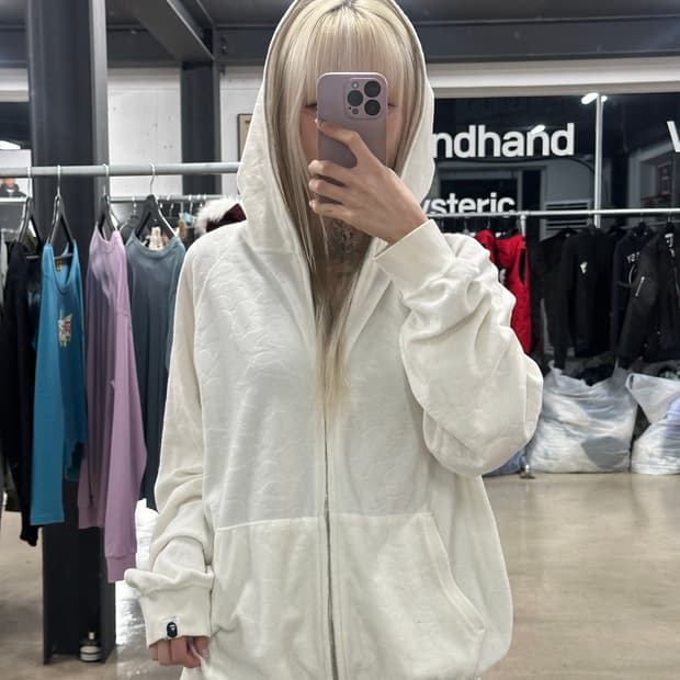 에이프 모노그램 음각 화이트 벨벳 후드 집업
