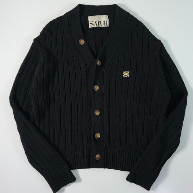 Satur 세터 아플리케 자수 로고 부클 가디건