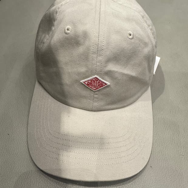 단톤 아이보리 볼캡 