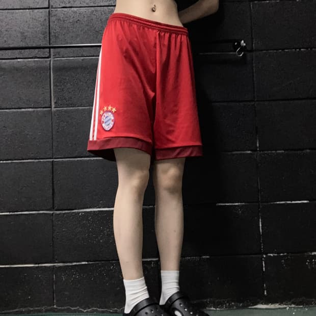 아디다스 레드 뮌헨 숏팬츠