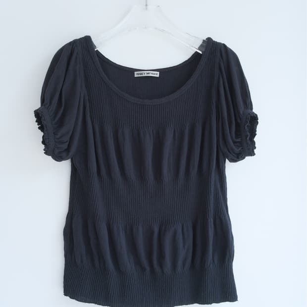Puff sleeve volume top