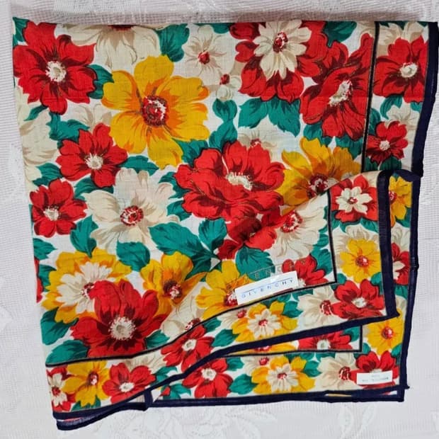 지방시 플라워 패턴 쁘띠손수건