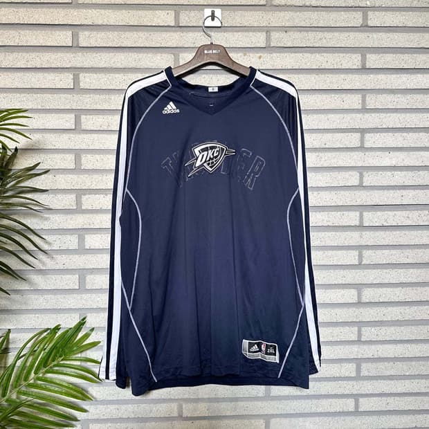 아디다스 NBA OKC 썬더 로고 롱슬리브 브이넥 삼선 디테일 네이비