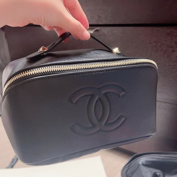 샤넬 큰 화장품 파우치 겸 핸드백