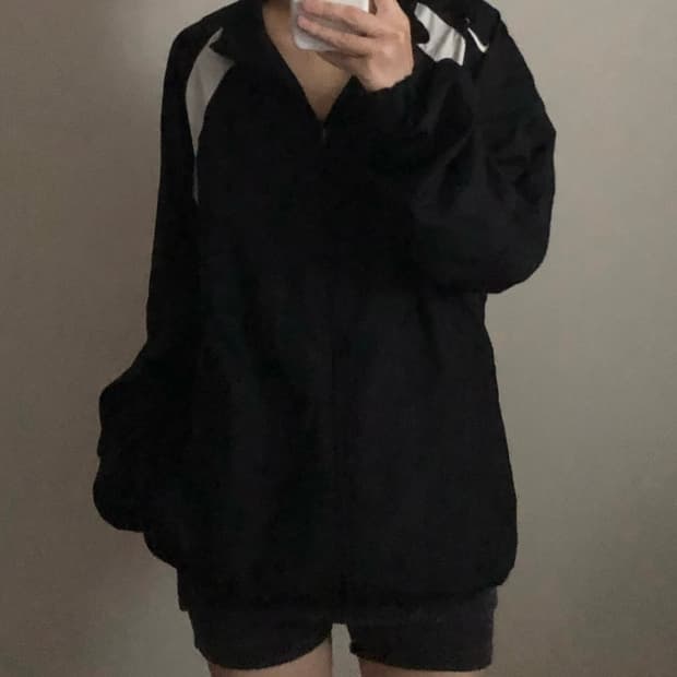 나이키 숄더로고 배색 바람막이