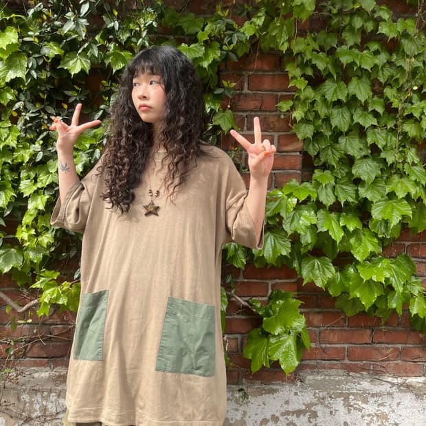 아웃 포켓 포인트 미디 반팔 원피스