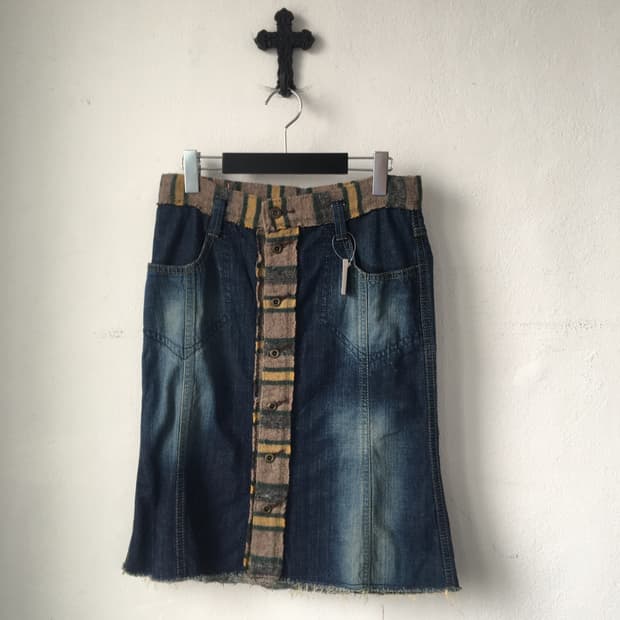 Line detail denim skirt