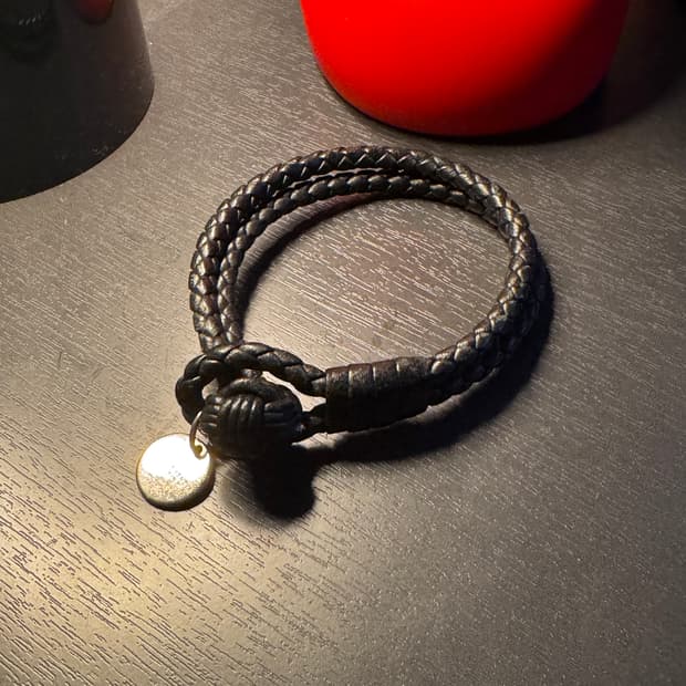 보테가 베네타 블랙 레더 팔찌 정품