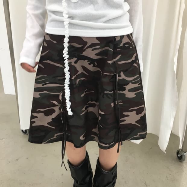 카모 플레어 타이 스커트