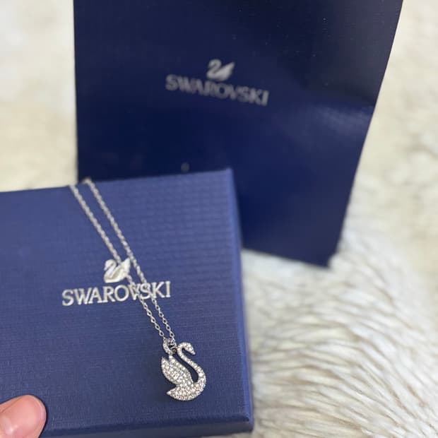 스와로브스키 아이코닉 스완 펜던트 미디움 