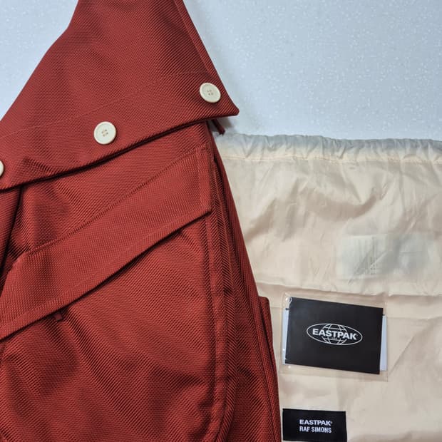 라프시몬스 이스트팩 슬링백