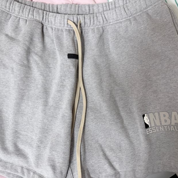 ESSENTIALS FEAR OF GOD NBA 반바지 (그레이)