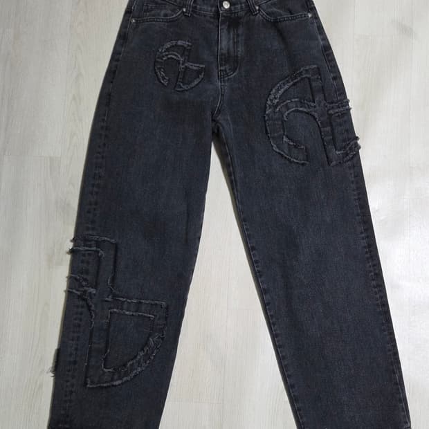 (착샷) 노매뉴얼 심볼 패치드 데님 팬츠