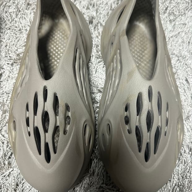 [275] 아디다스 이지 폼러너 스톤세이지