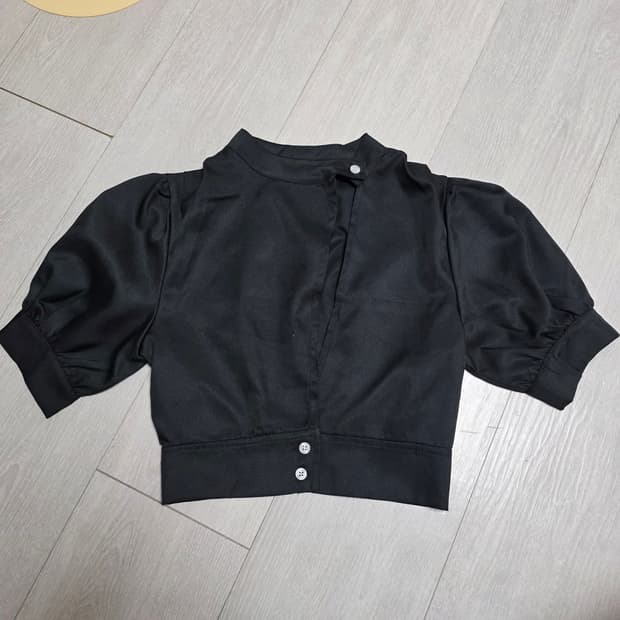 쓰리타임즈 앞트임 퍼프 크롭 셔츠