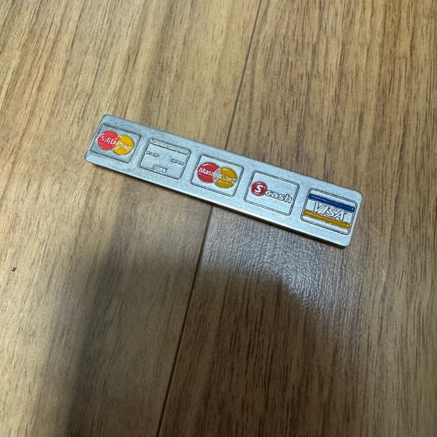 Stu 로고 핀 브로치