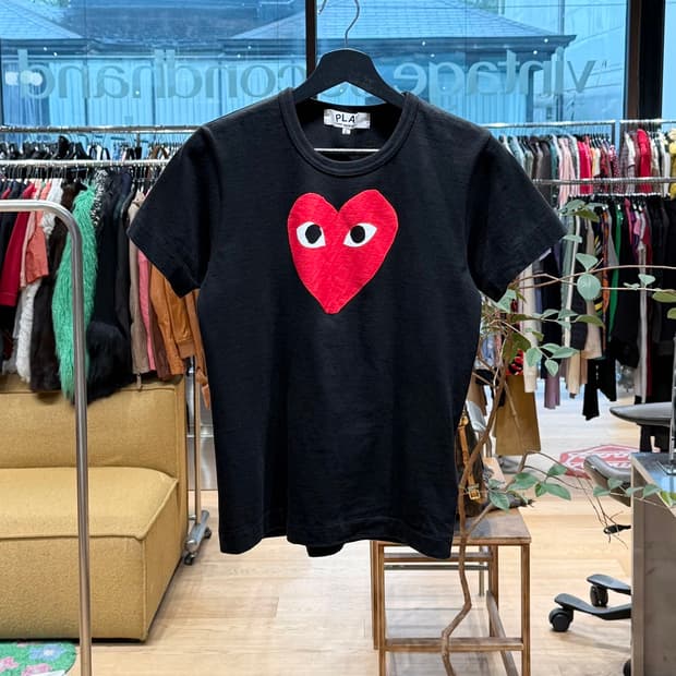 꼼데가르송 플레이 블랙 레드 하트로고 프린팅 하프티 