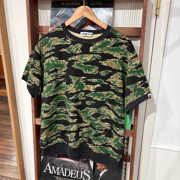 J46 베이프 타이거 카모 반팔 스웻셔츠