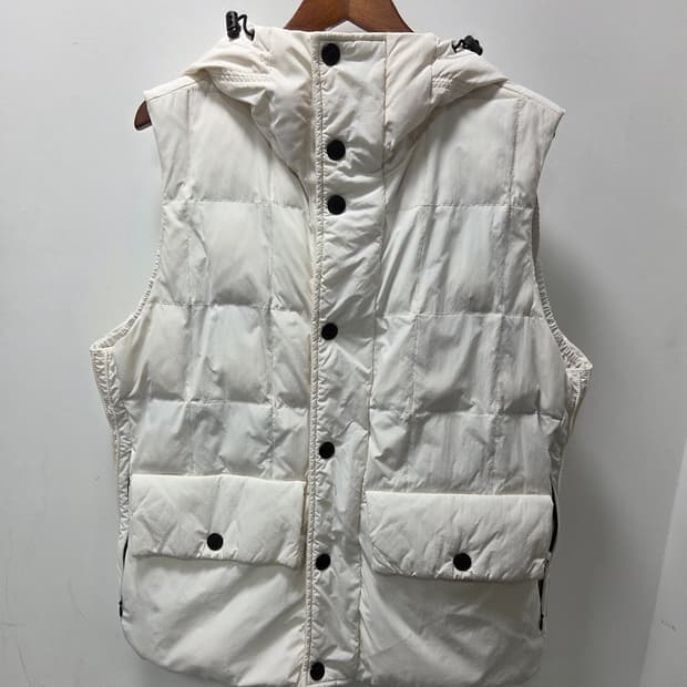 C.P. 컴퍼니 패딩 베스트 화이트
